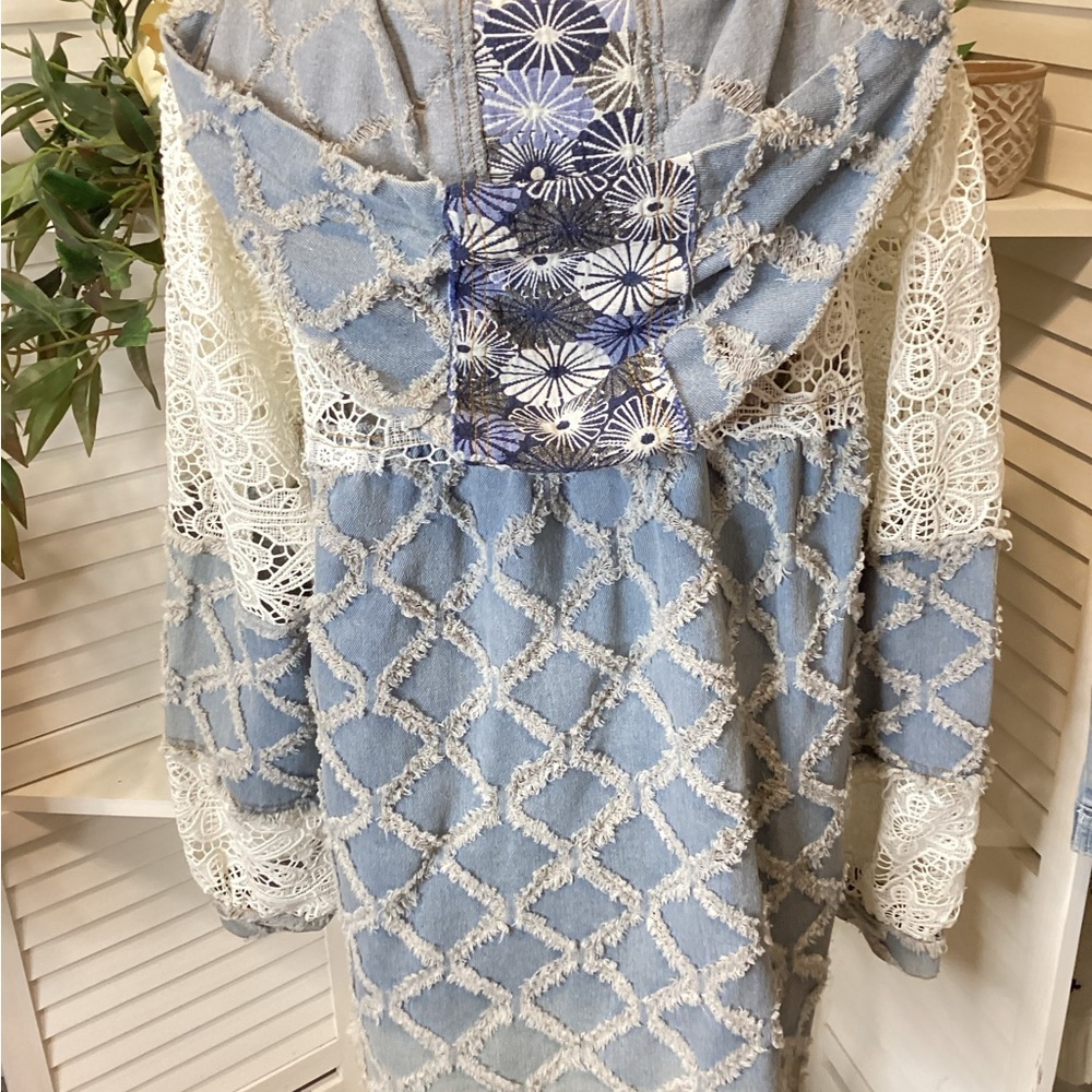 POL Blue and Cream Patterned Fabric - Picture 3 of 7